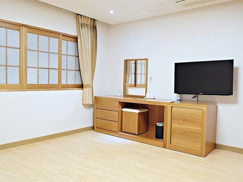 Jeju Parkside Tourist Hotel Экстерьер фото